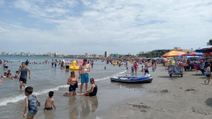 Lluvia da tregua a turistas que visitaron la playa Villa del Mar en Veracruz