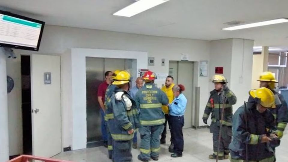 Bomberos rescataron a dos mujeres y un trabajador del hospital del IMSS