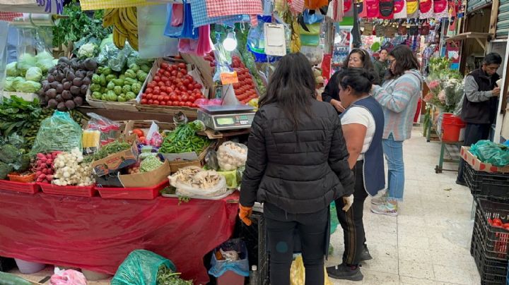 "Todo está carísimo"; inflación y calor pegan hasta al precio de lechuga y cilantro