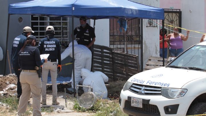 Por llamada anónima, Madres Buscadoras localizan más de 20 cuerpos en fosas de Tlajomulco
