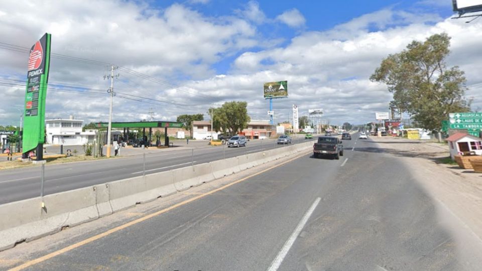 En dos ocasiones la presidenta de León, Ale Gutiérrez ha pedido a la SCT el permiso de poder iluminar la carretera León-Lagos, sin obtener respuesta.