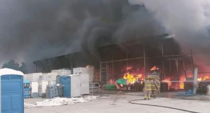 Se incendian químicos de empresa de baños portátiles en Tultitlán