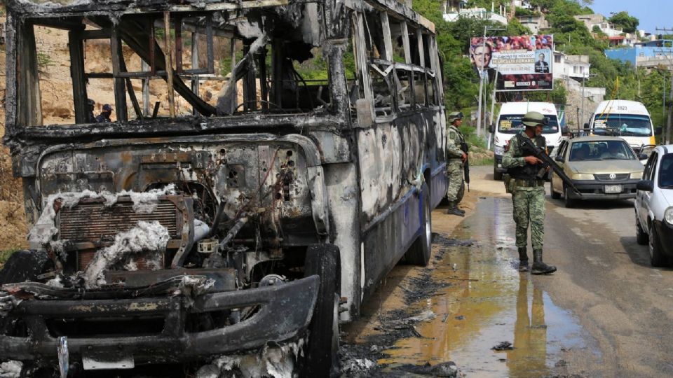 Un total de 9 unidades del transporte público de Chilpancingo, Guerrero, fueron incendiadas, atacadas a balazos y con granadas de fragmentación, con saldo de, al menos 5 choferes muertos