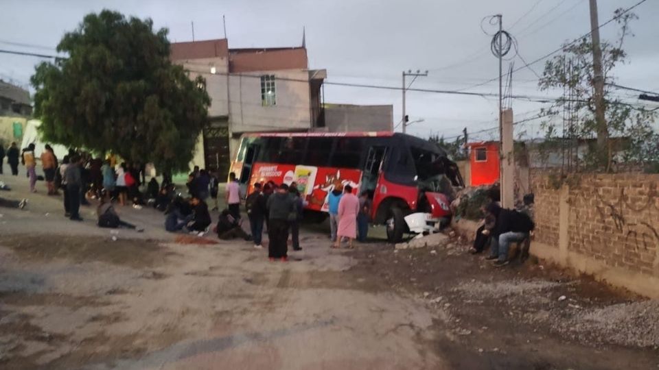 Autobús se queda sin frenos y choca en Chimalhuacán, hay 10  heridos