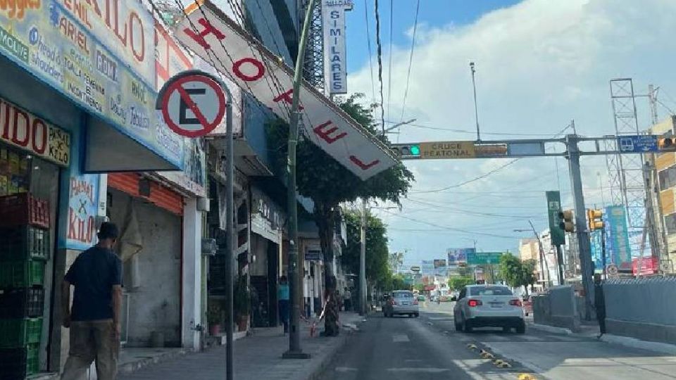 Peatones y automovilstas corrieron ayer este riesgo en León.