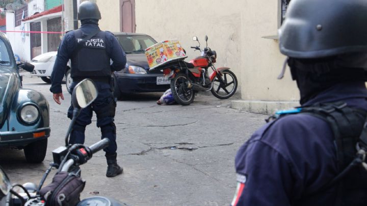 Asesinan a dos repartidores de aplicación; se presume un ataque directo