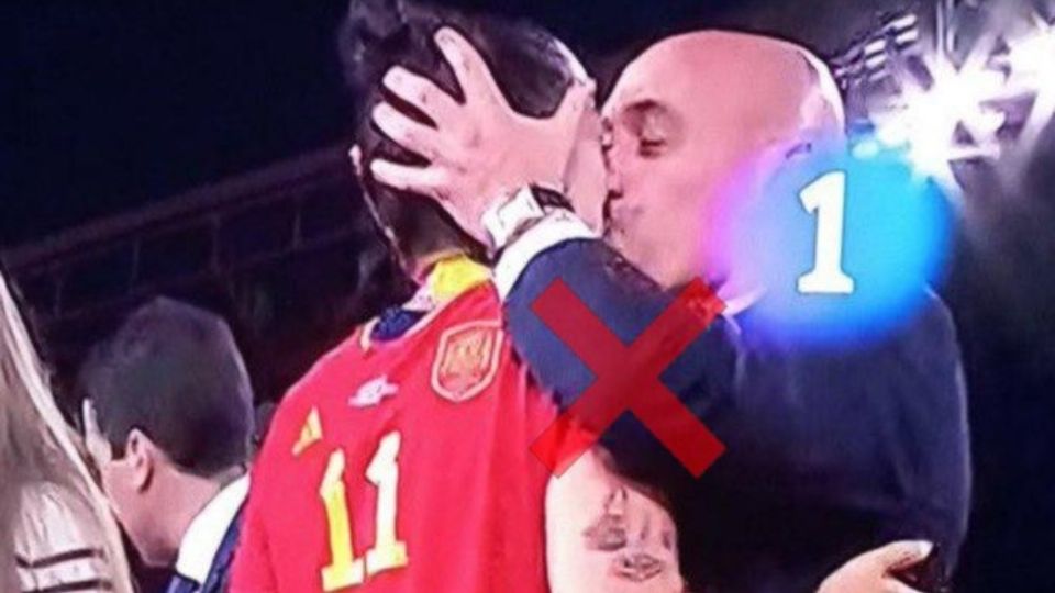 Luis Rubiales besa a Jenni Hermoso jugadora de la Selección Española