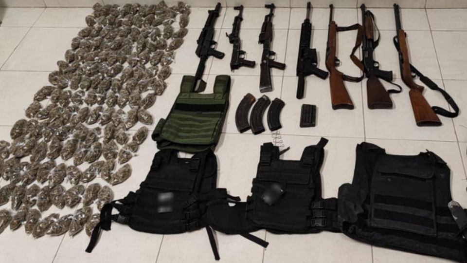 Drogas, armamento y equipo táctico encontrado por agentes federales en 3 vehículos en Lagos de Moreno.