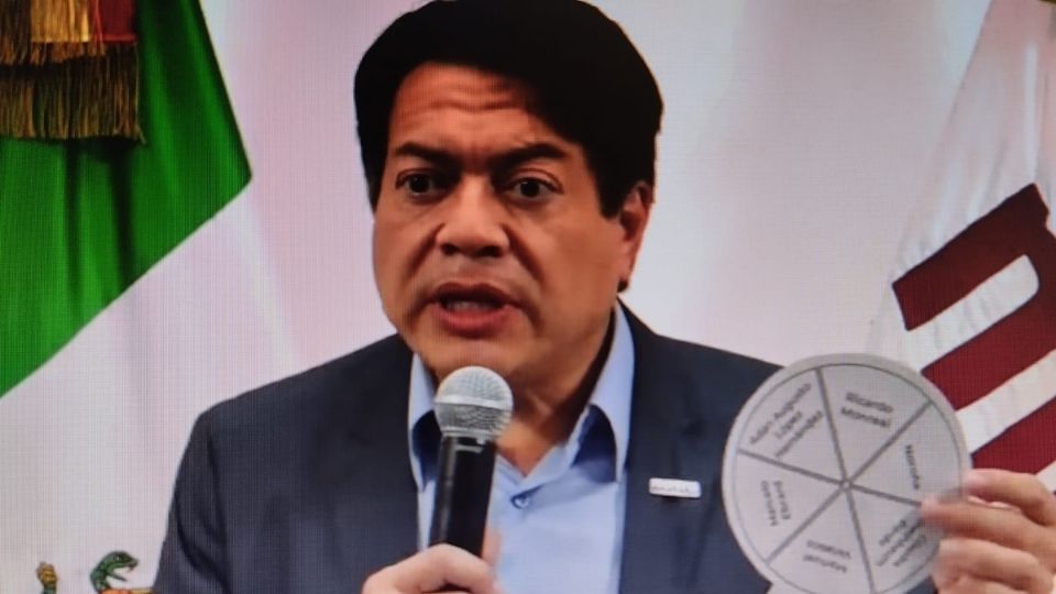 Mario Delgado presenta boleta cirular para encuesta de Morena