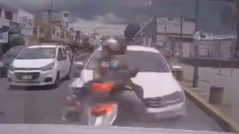De acuerdo con los reportes policiacos, los hechos ocurrieron en el municipio de Santa Ana Chiautempan, Tlaxcala, donde una madre y su hijo se encontraban en su moto esperando un cambio de semáforo cuando fueron embestidos