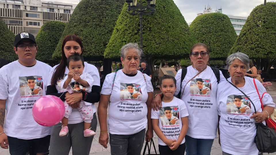 Familia de Adrián Alejandro en el Día Internacional por la Víctimas de desaparición forzada, desaparecido en León