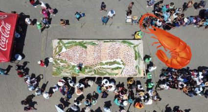 FOTOS | Con platillos, forman la figura de camarón más grande del mundo en Úrsulo Galván