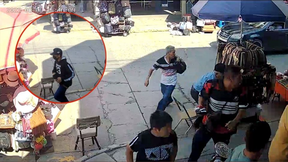 El video muestra a la gente corriendo y, un segundo después, el criminal pasando por ahí.