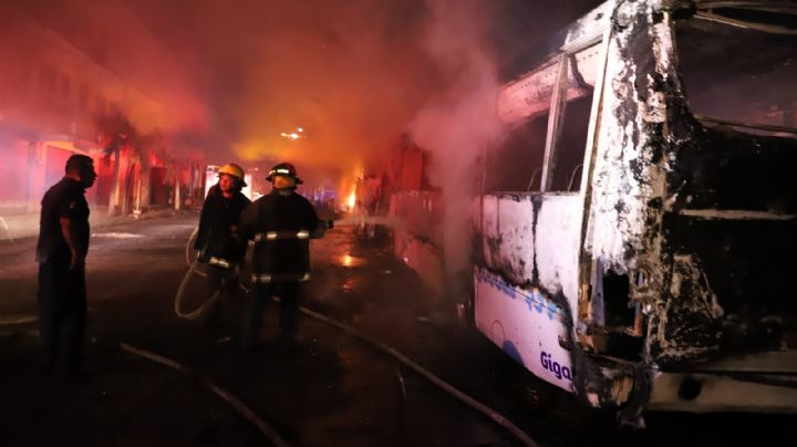 VIDEO | Hombres armados ejecutan a 3 transportistas e incendian unidades en Guerrero