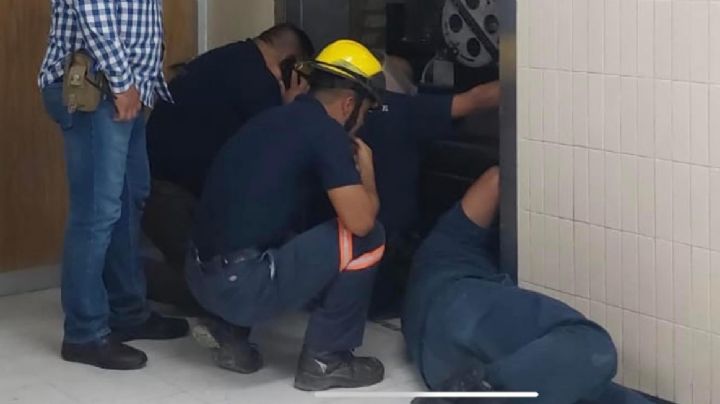 Por falla, elevador deja atrapados a 7 personas en clínica del IMSS