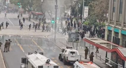 VIDEOS: Encapuchados realizan violentas protestas en Palacio de La Moneda