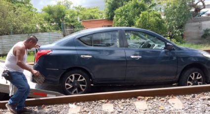 Conductor queda varado con su auto en vías del tren de Coatzacoalcos