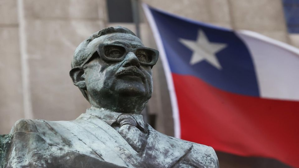 La estatua de Salvador Allende ubicada frente al Palacio de La Moneda en Santiago, Chile.