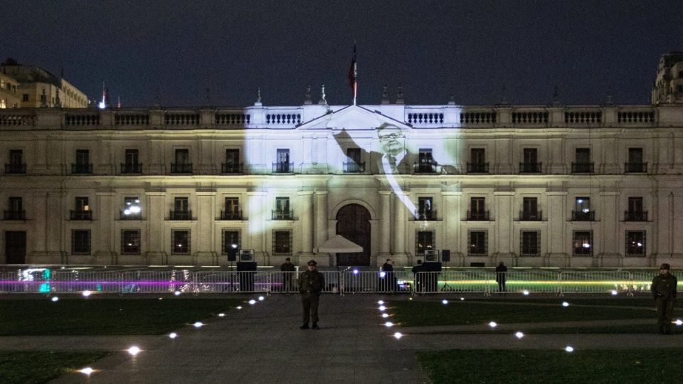 El Palacio de La Moneda fue iluminado con imágenes del expresidente Salvador Allende por motivo de los 50 años del golpe de Estado, comandado por el dictador Augusto Pinochet, el 11 de septiembre de 1973.