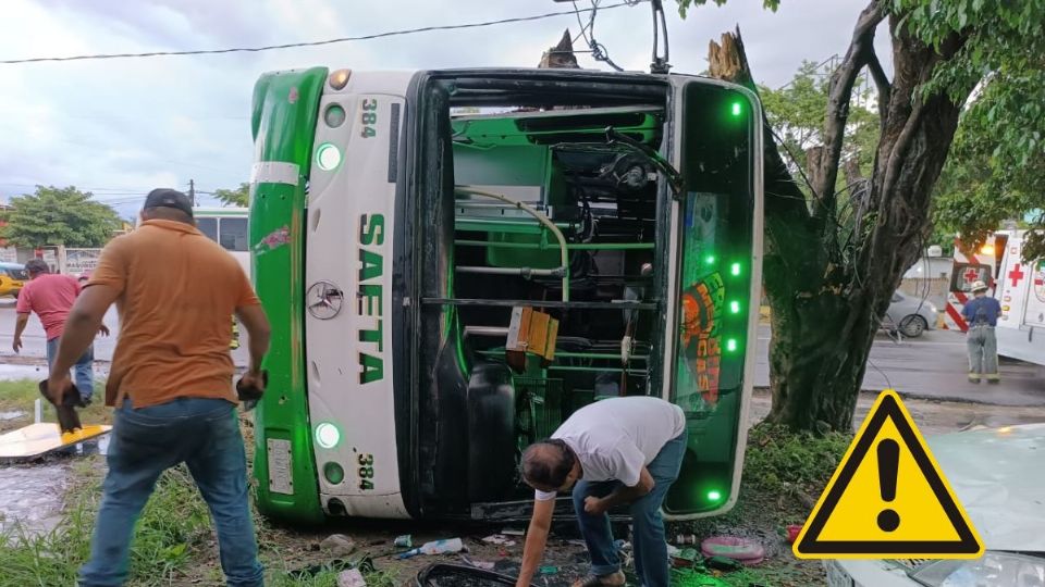 Viajaban al menos 15 pasajeros al momento del accidente en la carretera libre federal Veracruz-Xalapa.