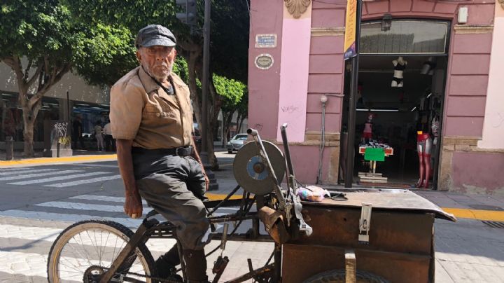 El último afilador de cuchillos de León; aquí escucha su silbato encantador