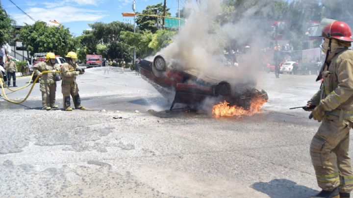 Enfrentamiento entre policías y normalistas deja 30 niños intoxicados