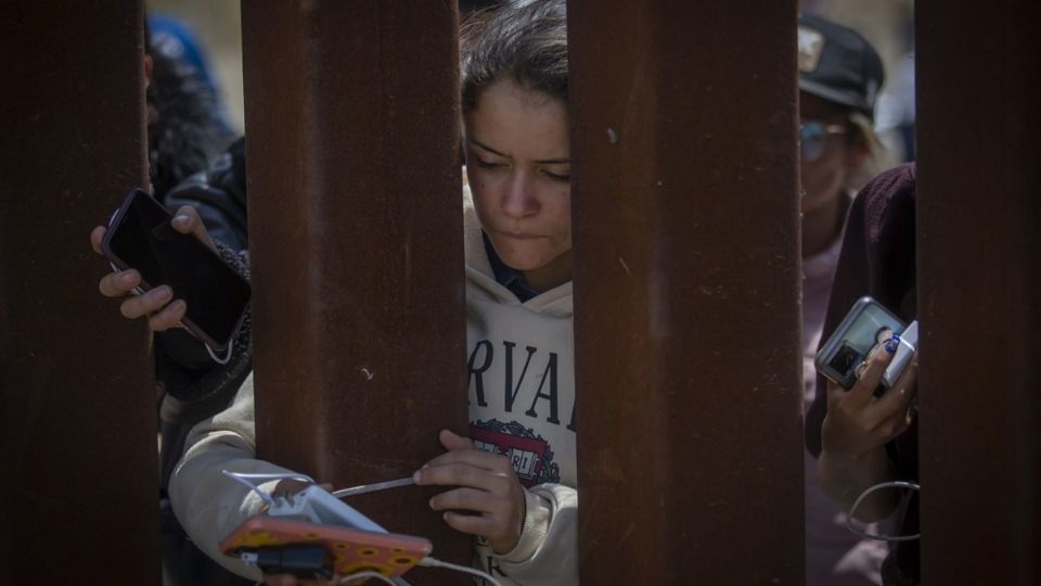 Desesperados por no obtener citas mediante la aplicación CBP One para pedir asilo, decenas de migrantes acamparon temporalmente entre los dos muros fronterizos de Tijuana y San Diego