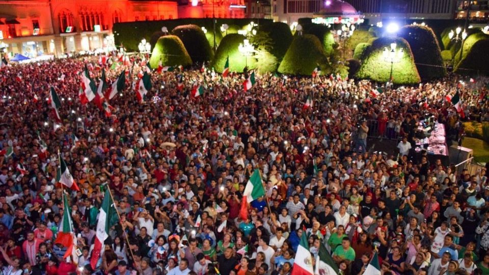 Miles de leoneses dieron el grito de Dolores con la presidenta municipal de León, Alejandra Gutiérrez