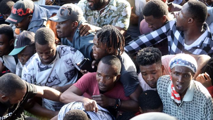 VIDEO: Estampida de migrantes deja pánico y heridos en oficina de refugiados en Chiapas