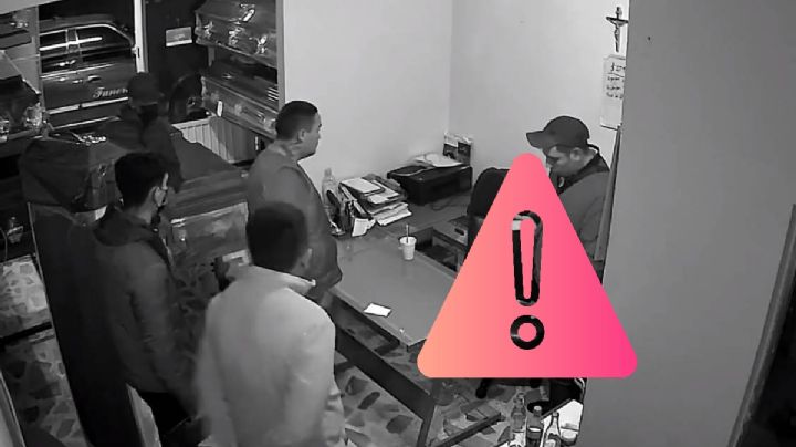 VIDEO I Violento robo a funeraria en Pachuca, sujetos dan golpiza a empleado y huyen