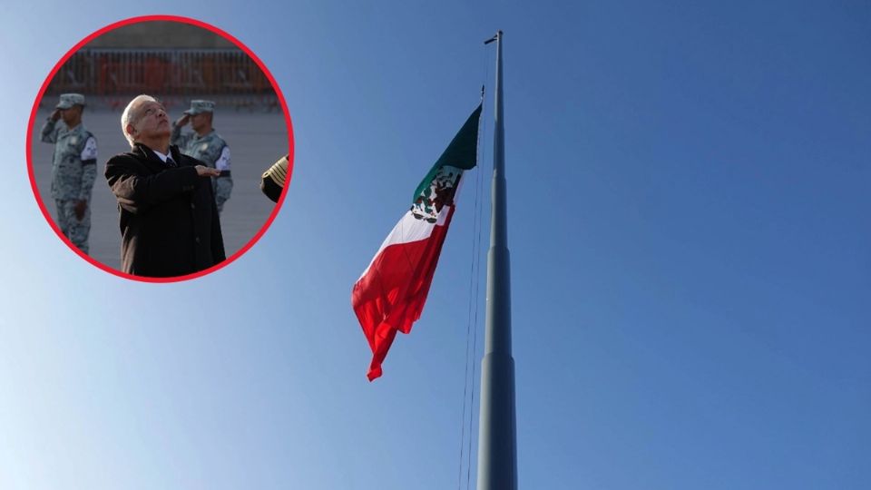 En punto de las 7:19 horas, el presidente López Obrador izó la bandera a media asta en la plancha del Zócalo