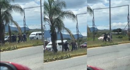 VIDEO| A punta de patadas, palos y puñetazos, taxistas de Oaxaca golpean indigente