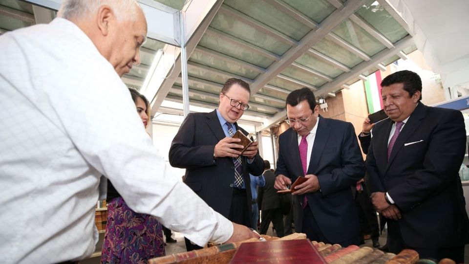 Los ministros Felipe de la Mata y Felipe Fuentes Barrera, en la Felipe Fuentes Barrera, en la inauguración de la 8ª Feria Internacional del Libro del TEPJF