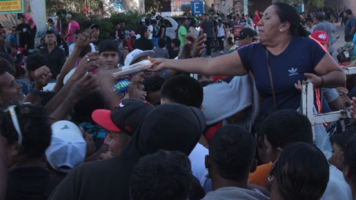 La señora anónima que les da de comer pollo y mole a los migrantes