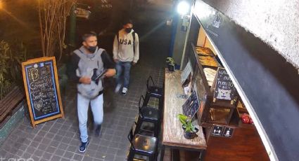 VIDEO: Apunta de pistola dos hombres roban cafería en la Condesa