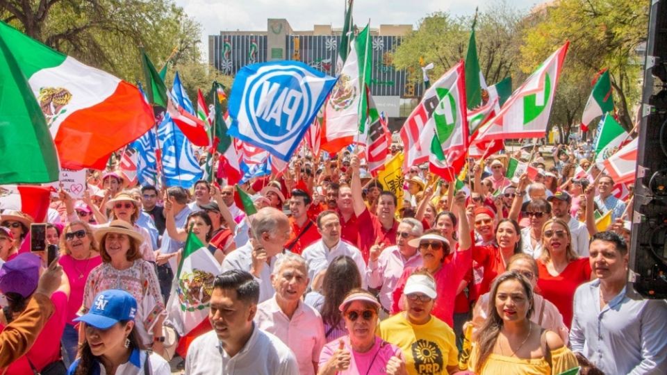 Reunidos en la Plaza Zaragoza Frente al Palacio Municipal, cientos festejaron la postulación de Xóchitl Gálvez, y siguieron a través de pantallas el evento de la Ciudad de México