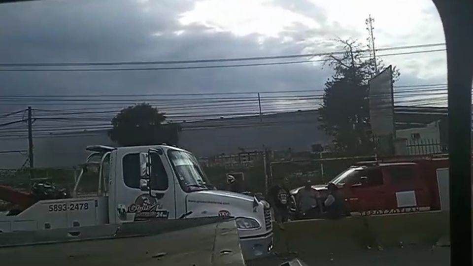 Se voltea camión de carga en la México Querétaro, obstruye parcialmente la circulación