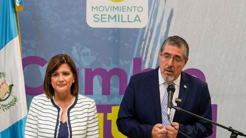 El presidente electo  Bernardo Arévalo y la vicepresidenta Karina Herrera