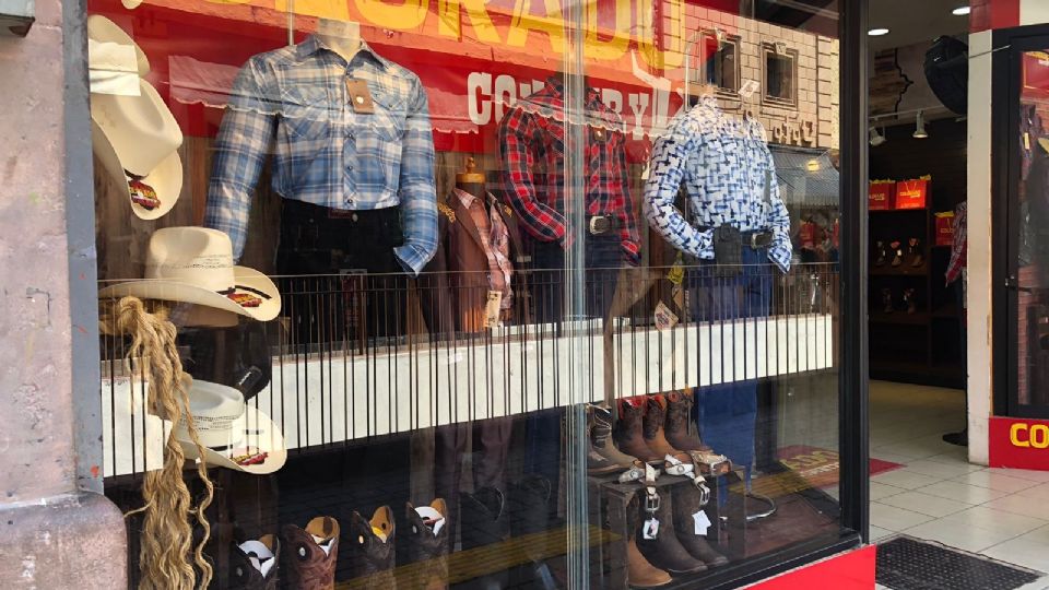 En el centro de León se pueden encontrar tiendas que exhiben la tendencia vaquera en el vestir de los hombres y las mujeres de León
