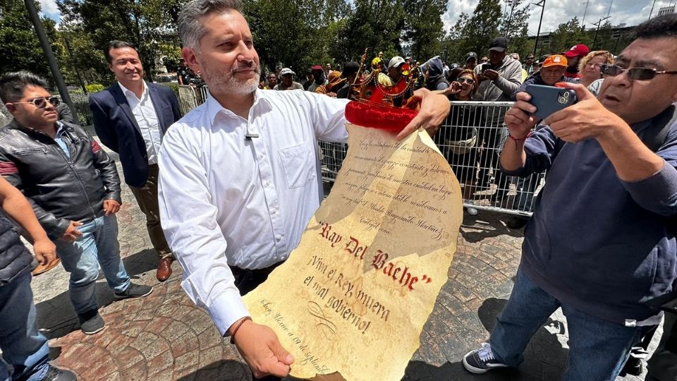 El Rey del Bache: Así nombraron al alcalde de Toluca por el mal estado de las calles