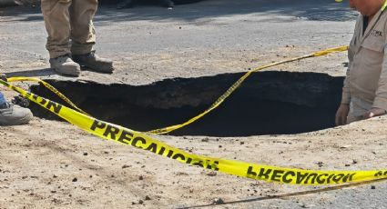 Se abre mega socavón en Cuauhtémoc; problema empezó con fuga de agua