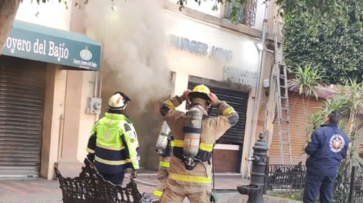 Controlan incendio en sucursal de Burger King de la zona peatonal del centro de León