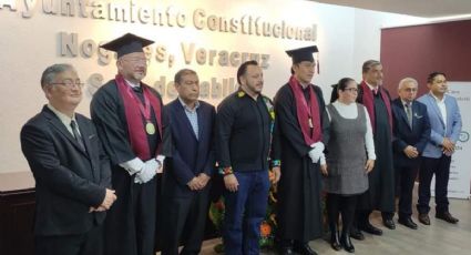 Ayuntamiento de Nogales, Veracruz, da doctorado honoris causa a Marx Arriaga