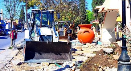 Con mazos destruyen jardineras del centro de Atotonilco, así empezó la remodelación