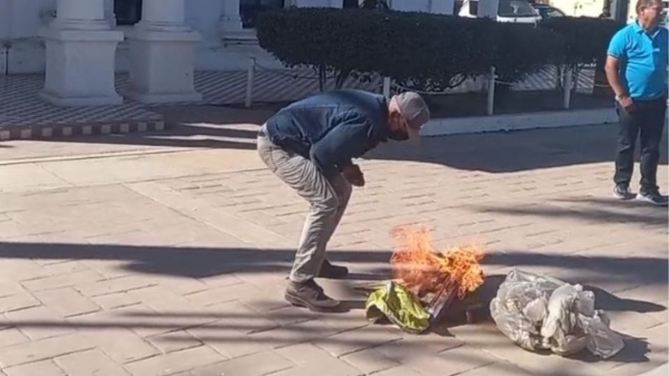 Adulto mayor se prende fuego frente al Palacio Municipal de Huatabampo por falta de pago