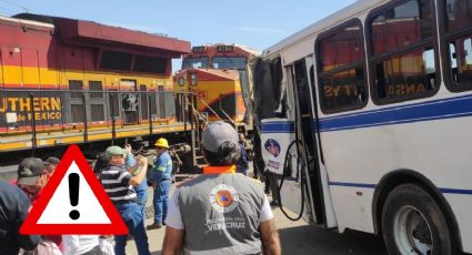 Autobús intenta ganar el paso y es impactado por tren en Xalapa