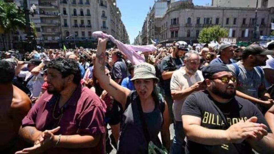 El gobierno argentino estimó en 40,000 el número de personas que participaron en la marcha hacia la Plaza del Congreso en Buenos Aires
