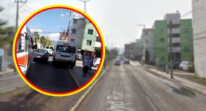 Por querer esquivar el tráfico, combi de Pachuca sube a la banqueta y casi atropella a peatones | VIDEO