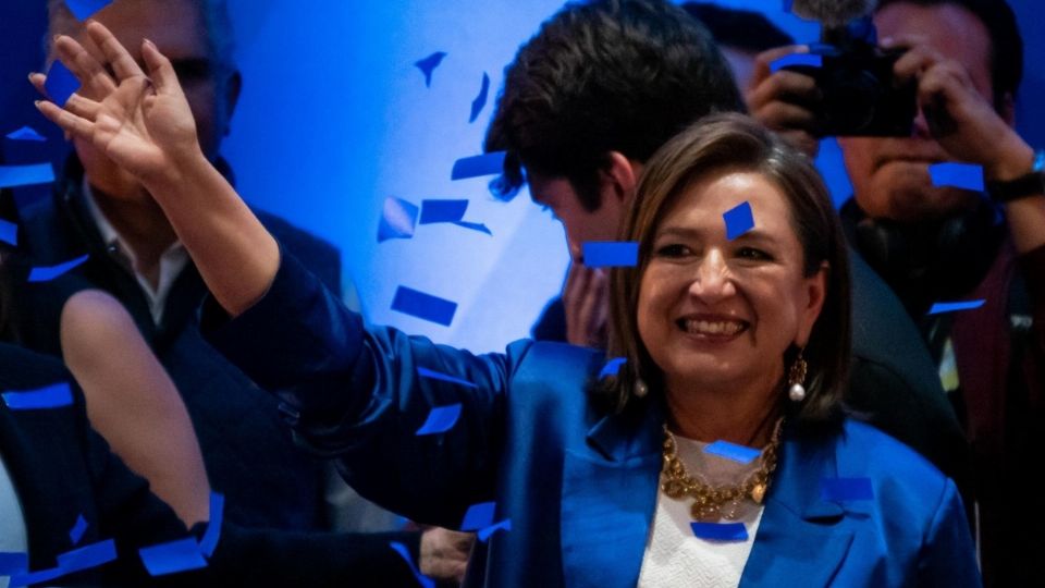 Xóchitl Gálvez recibe constancia como candidata presidencial del PAN.