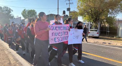 Padres de familia bloquean carretera a Salvatierra, piden reparar escuela primaria